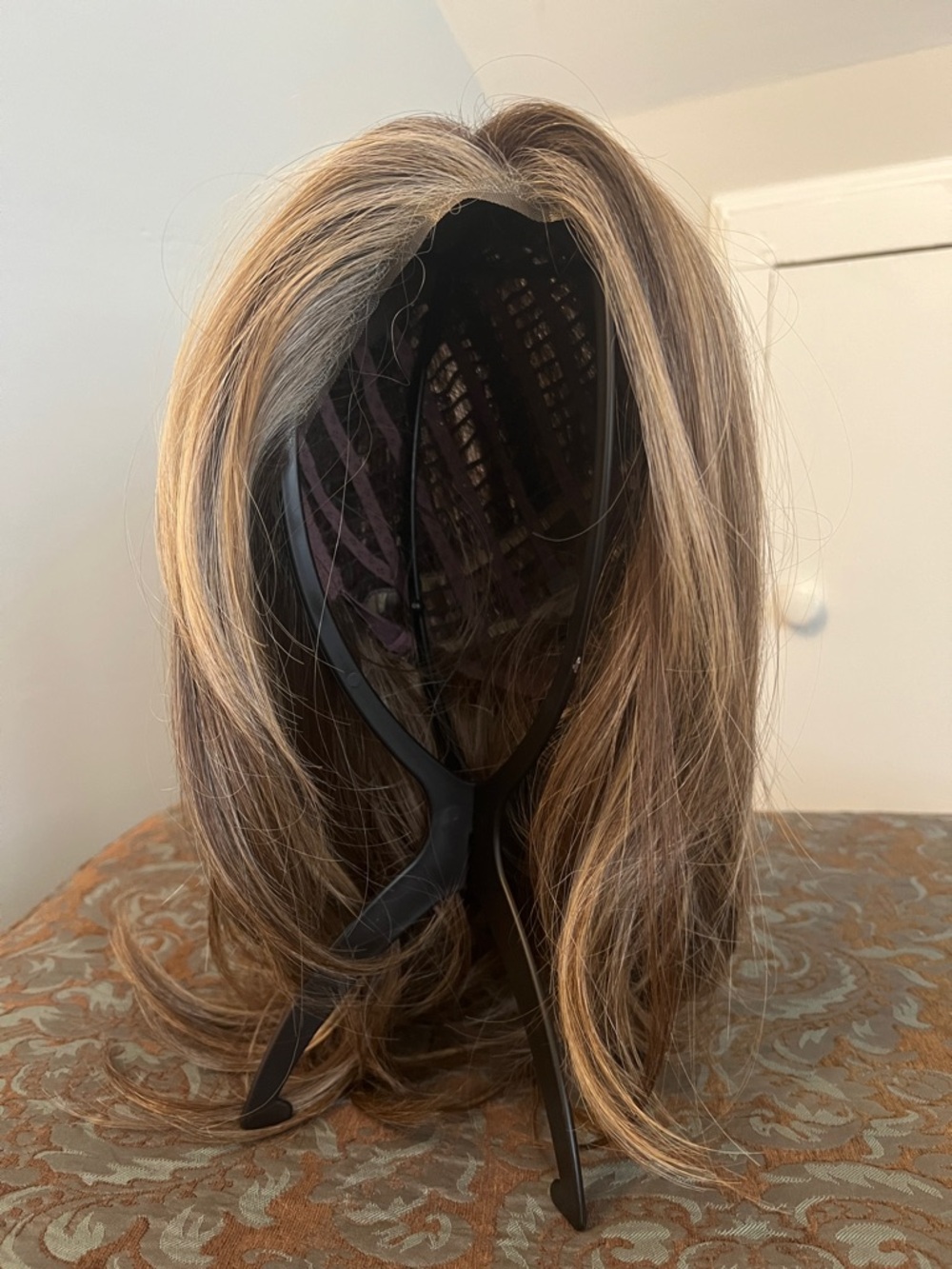 Light Brown Blonde Layered Women's Wig - Natural Highlighted Color